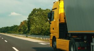 un camion di colore giallo in viaggio su un'autostrada