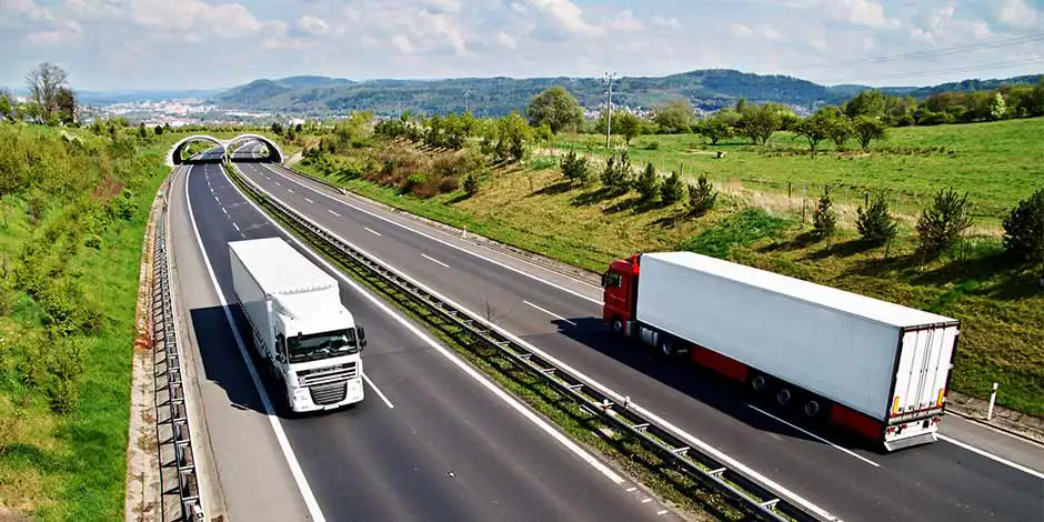 due tir che percorrono l'autostrada